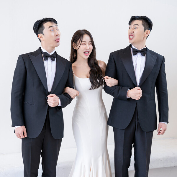 ▲ 쌍둥이 동생 이상민(사진 맨 왼쪽)도 참여한 이상호 김자연 웨딩화보 현장. 제공|이상호‧김자연