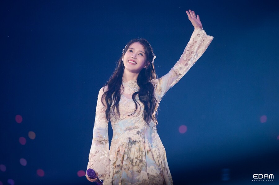 "앞으로도 지켜봐달라…또 만나자" 아이유, 15주년 팬콘 성공적 마무리