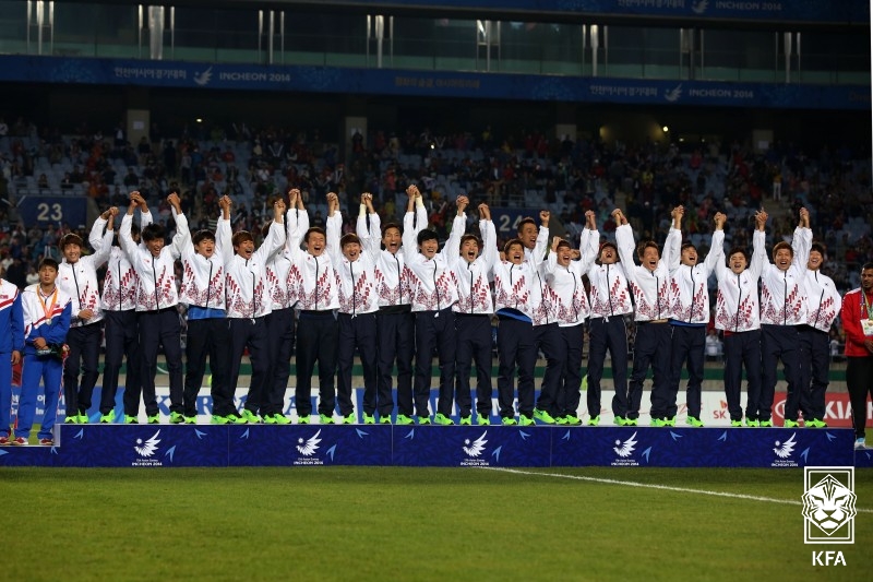 ▲ 한국은 2014 인천 아시안게임 결승 당시 북한을 연장 승부 끝에 1-0으로 꺾고 금메달을 목에 걸었다. ⓒ대한축구협회