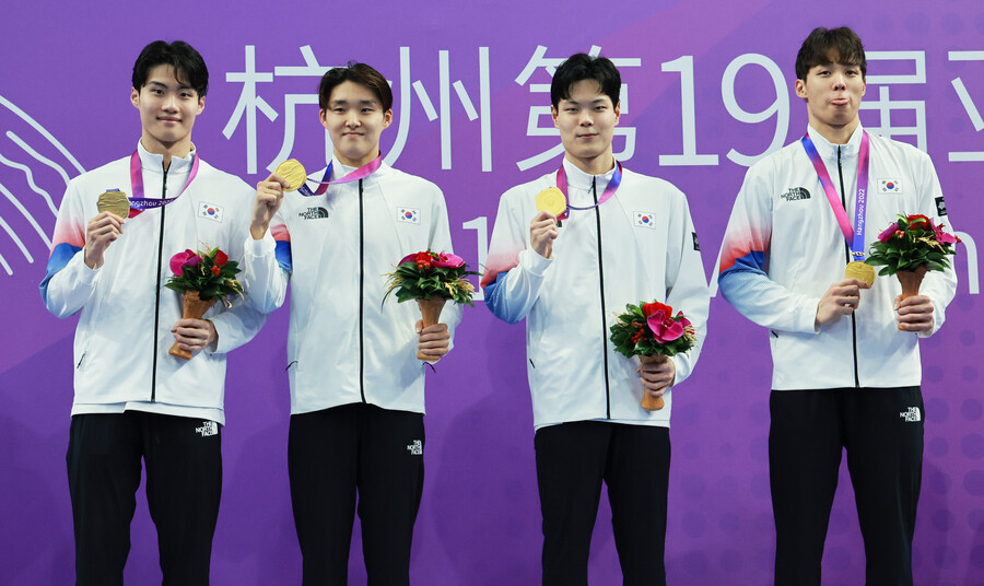 ▲ 남자 계영 800m 대표팀은 당당하게 금메달을 목에 걸었다. ⓒ연합뉴스