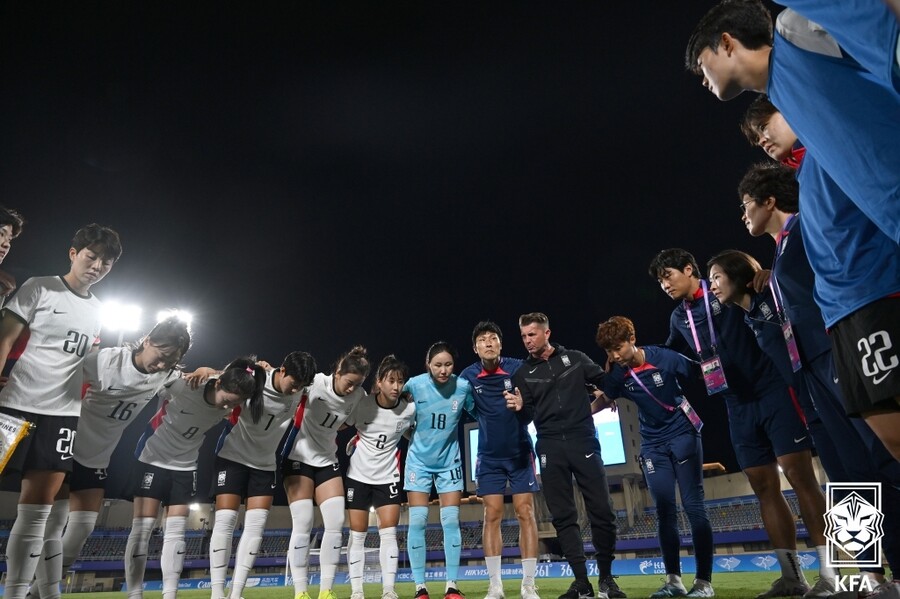▲ 25일 원저우 스포츠센터에서 열린 필리핀과의 항저우 아시안게임 여자축구 조별리그 2차전에서 손화연의 해트트릭에 힘입어 2연승을 달렸다  ⓒ대한축구협회