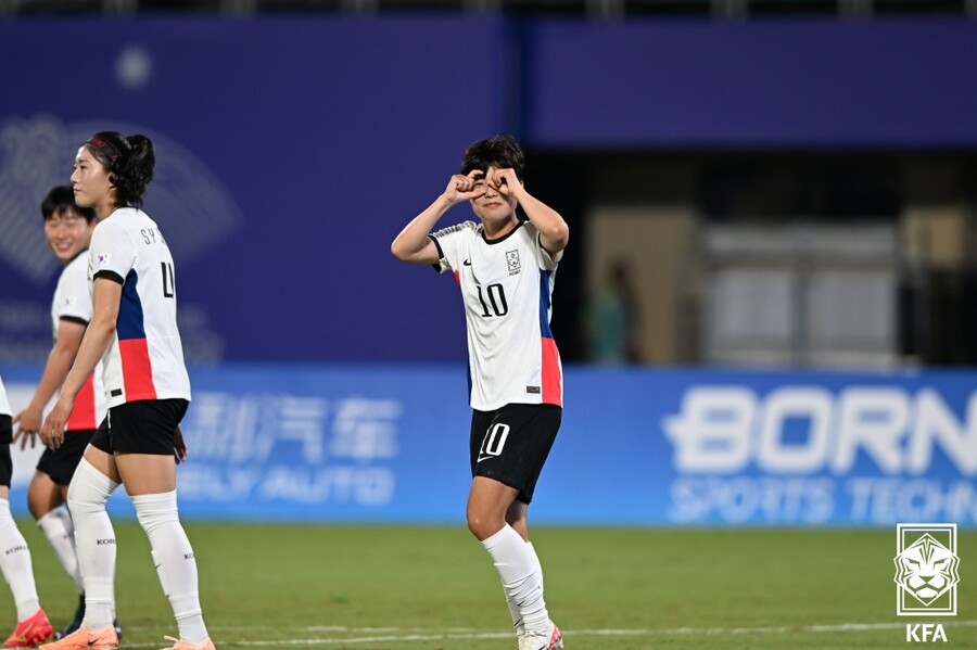 ▲ 25일 원저우 스포츠센터에서 열린 필리핀과의 항저우 아시안게임 여자축구 조별리그 2차전에서 손화연의 해트트릭에 힘입어 2연승을 달렸다 ⓒ대한축구협회
