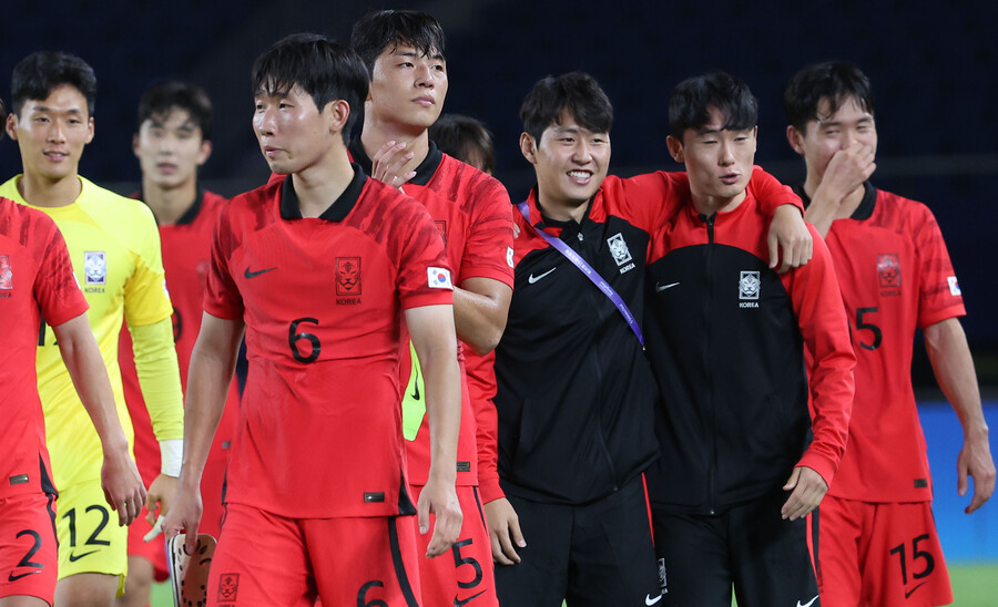 ▲ 지난 21일 태국과 경기를 앞두고 선수단에 합류한 이강인은 4-0 승리 후 선수들과 함께 기뻐했다. ⓒ연합뉴스