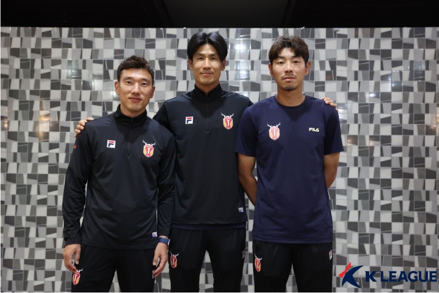 ▲ 정조국(가운데) 수석코치가 당분간 제주 유나이티드를 이끌게 됐다 ⓒ한국프로축구연맹
