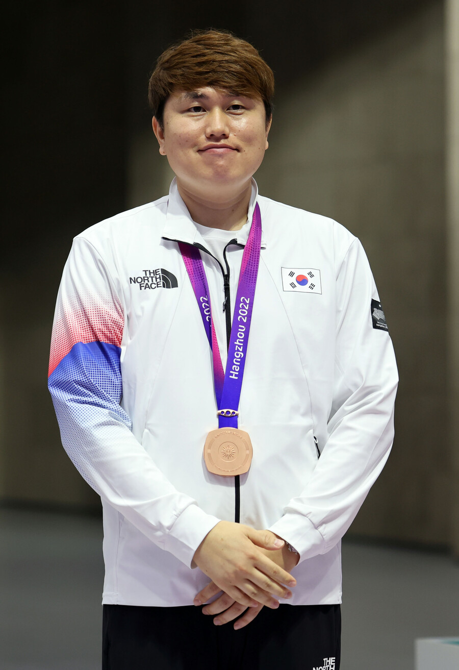 ▲ 이틀 연속 금메달을 수확한 남자 사격 10m 러닝타깃의 정유진 ⓒ연합뉴스