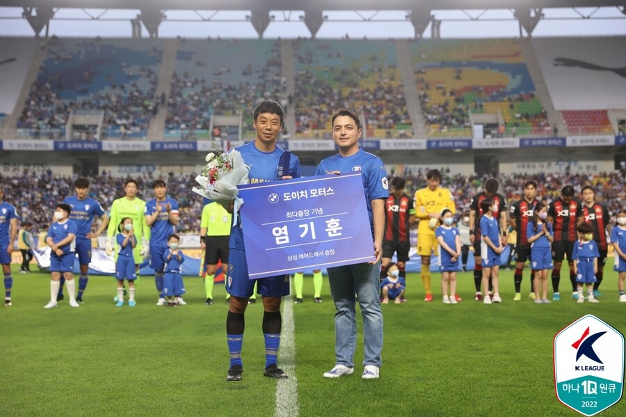 ▲ 염기훈은 수원의 살아있는 전설로 통한다. ⓒ한국프로축구연맹
