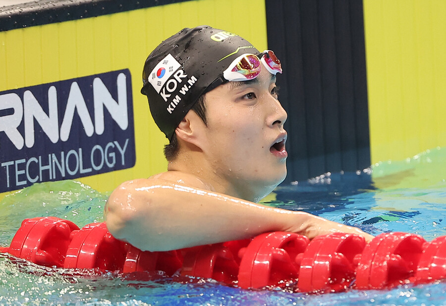 ▲ 항저우 아시안게임 수영 남자 자유형 1500m 결승에서 김우민이 기록을 확인하고 있다. ⓒ 연합뉴스