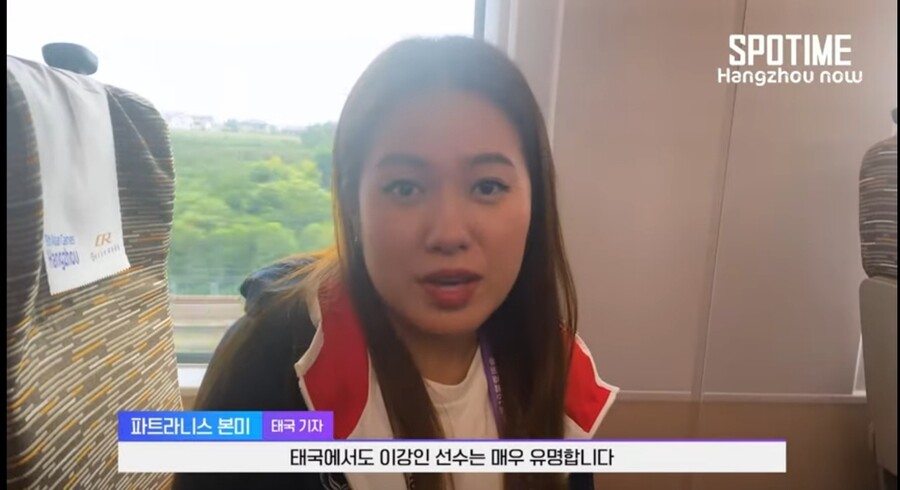 ▲ 중국 현지에서 본지와 만난 태국 기자. 손흥민과 이강인에 대한 태국의 관심도를 전했다. ⓒ유튜브 스포타임 영상 갈무리