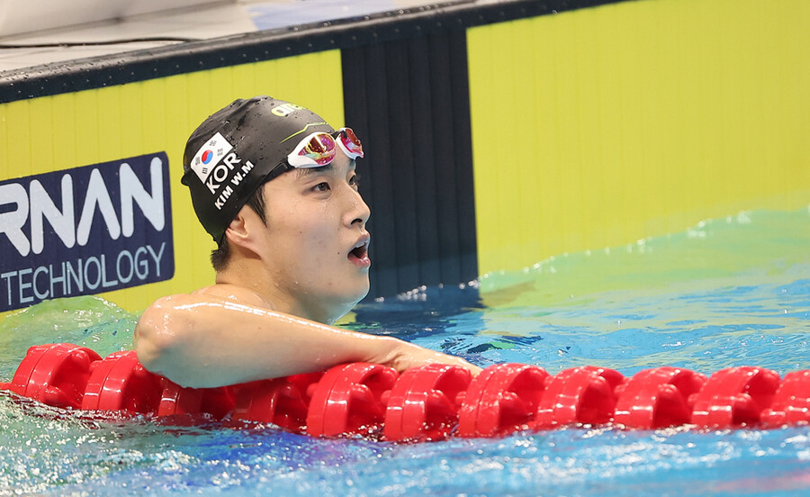 ▲ 2022 항저우 아시안게임 수영 남자 자유형 1500m 결승을 마친 뒤 기록을 확인하는 김우민 ⓒ연합뉴스