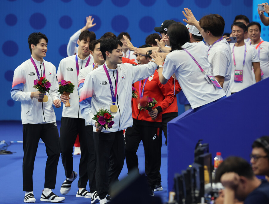 ▲ 축하받는 남자 800m 계영대표팀. ⓒ연합뉴스