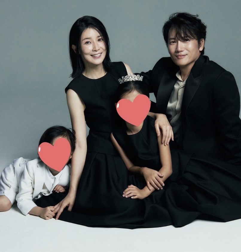 "둘에서 넷"…'10주년' 지성♥이보영, 신혼이 따로없네 '비주얼 가족사진'