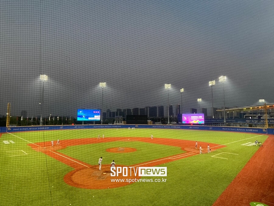 [항저우NOW]  '중국 최고 야구장'이라는 그곳…크기는 수원, 담장은 잠실, 흙은 MLB스타일