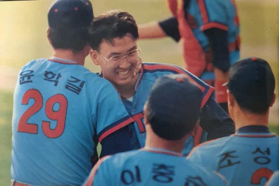 ▲ 롯데 자이언츠 소속이던 윤학길(왼쪽)이 승리 후 기뻐하고 있다. ⓒKBO