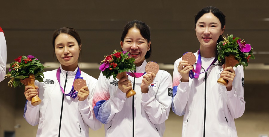 ▲ 27일 중국 항저우 푸양 인후 스포츠센터에서 열린 2022 항저우 아시안게임 여자 50m 소총 3자세 단체전에서 3위에 오른 한국 대표팀 이계림(왼쪽부터), 이은서, 배상희가 시상대에 올라 활짝 웃고 있다. ⓒ연합뉴스