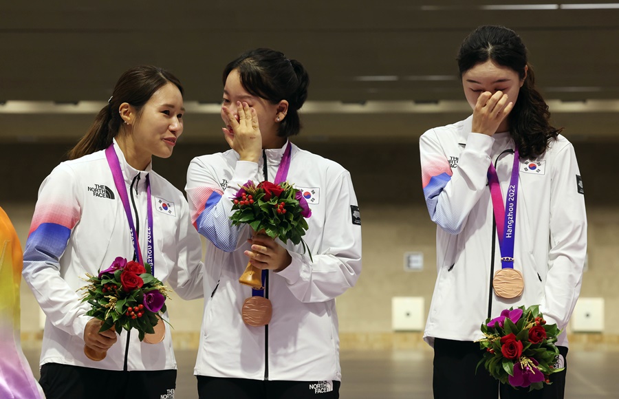 ▲ 27일 중국 항저우 푸양 인후 스포츠센터에서 열린 2022 항저우 아시안게임 여자 50m 소총 3자세 단체전에서 3위에 오른 한국 대표팀 이계림(왼쪽부터), 이은서, 배상희가 시상대에 올라 활짝 웃고 있다. ⓒ연합뉴스