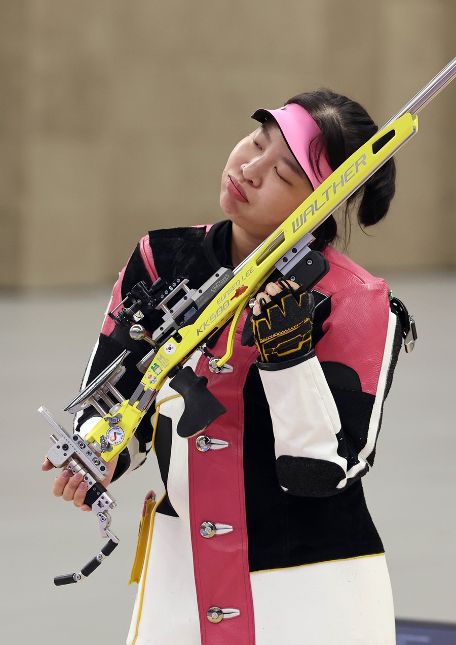 ▲ 27일 중국 항저우 푸양 인후 스포츠센터에서 열린 2022 항저우 아시안게임 여자 50m 소총 3자세 개인 결승전에서 이은서(서산시청)가 을 하고 있다. ⓒ연합뉴스