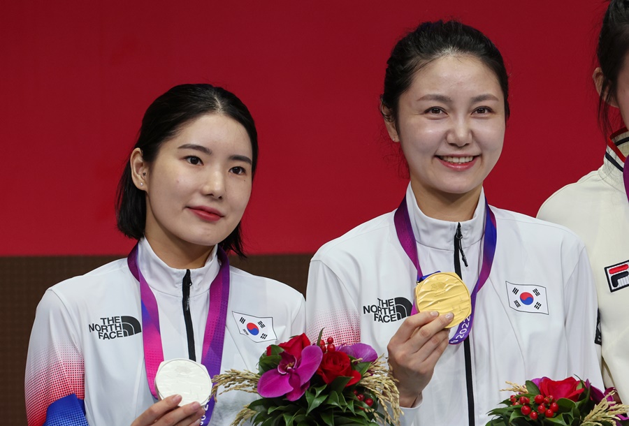 ▲ 에페 개인전 결승에 이어 단체전에서도 결승 진출에 성공한 송세라(왼쪽)와 최인정  ⓒ연합뉴스