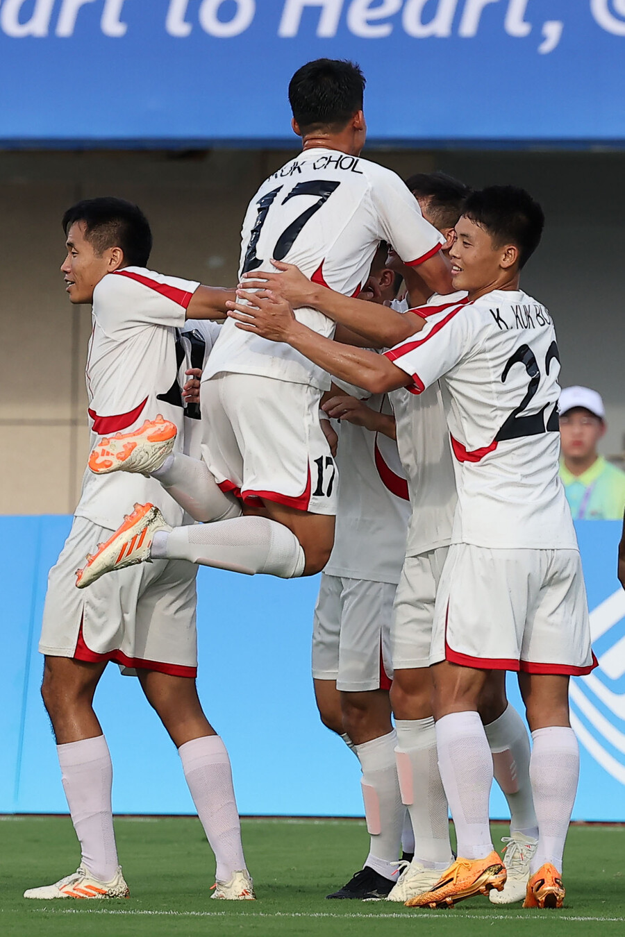 [항저우NOW] ‘파죽지세’ 북한, 바레인 2-0 꺾고 8강 진출…4경기 연속 무실점 승