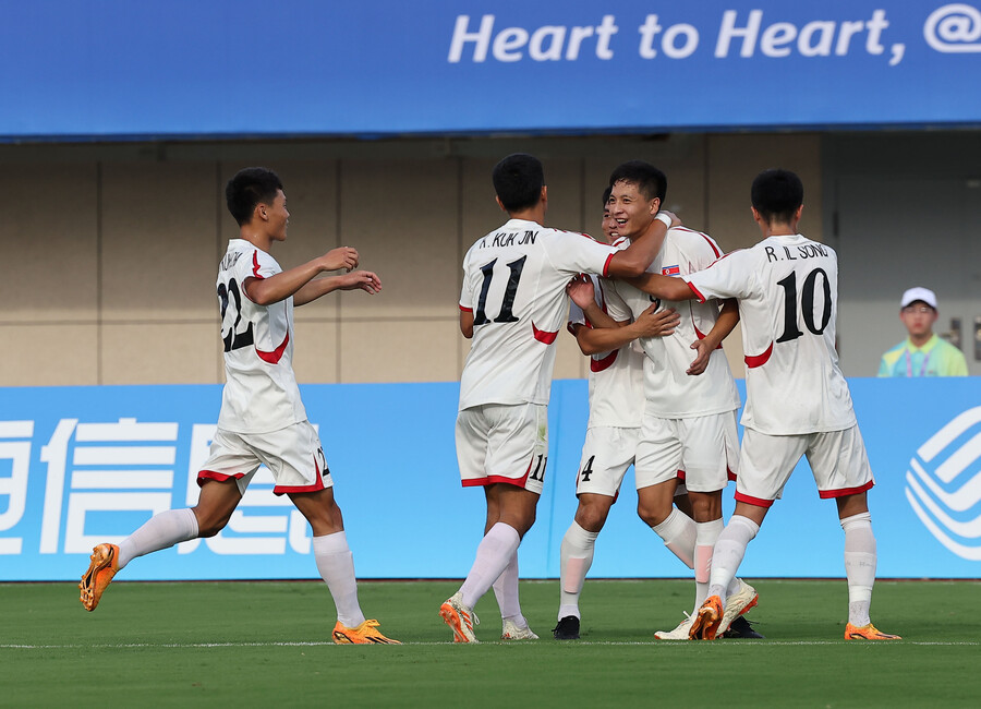 ▲ 19일 중국 항저우 진화 저장 사범대학교 경기장에서 열린 2022 항저우 아시안게임 남자축구 조별리그 F조 1차전 대만과 경기에서 득점 세리머니하는 북한. 북한은 대만을 2-0으로 이겼다. ⓒ연합뉴스
