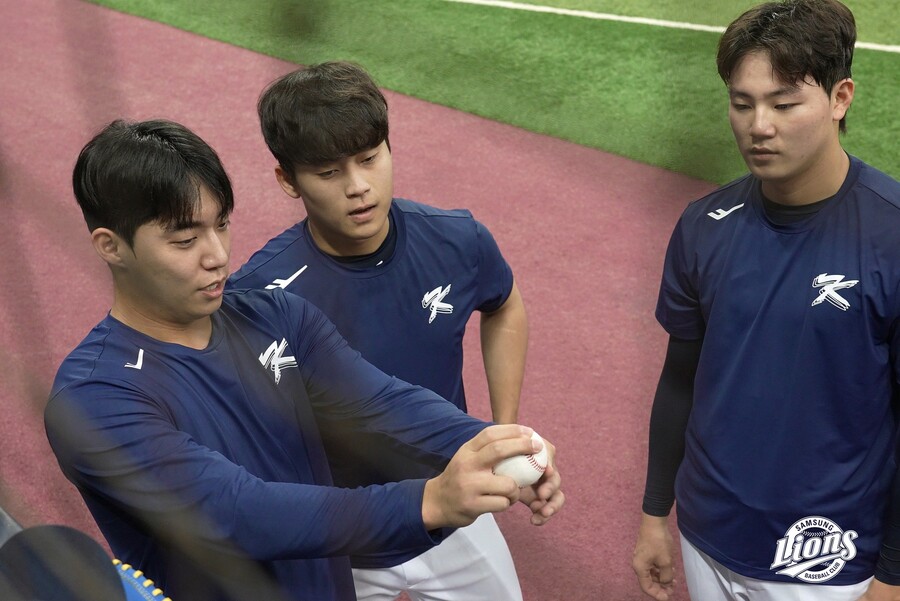 ▲원태인(왼쪽)이 후배들에게 노하우를 가르쳐주고 있다. ⓒ삼성 라이온즈
