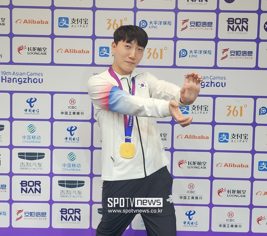 ▲ 금메달을 목에 걸고 공동 취재 구역에 선 김관우.