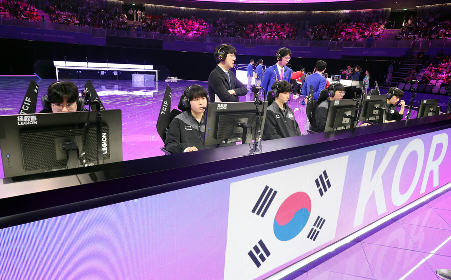 ▲ 28일 중국과 4강전에서 2-0 완승으로 결승 진출에 성공한 한국 리그오브레전드 대표팀. ⓒ연합뉴스