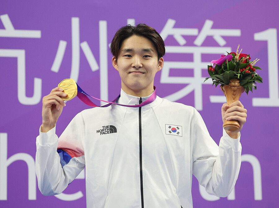 ▲ 2022 항저우 아시안게임 수영 남자 자유형 800m에서 금메달을 따낸 김우민 ⓒ연합뉴스
