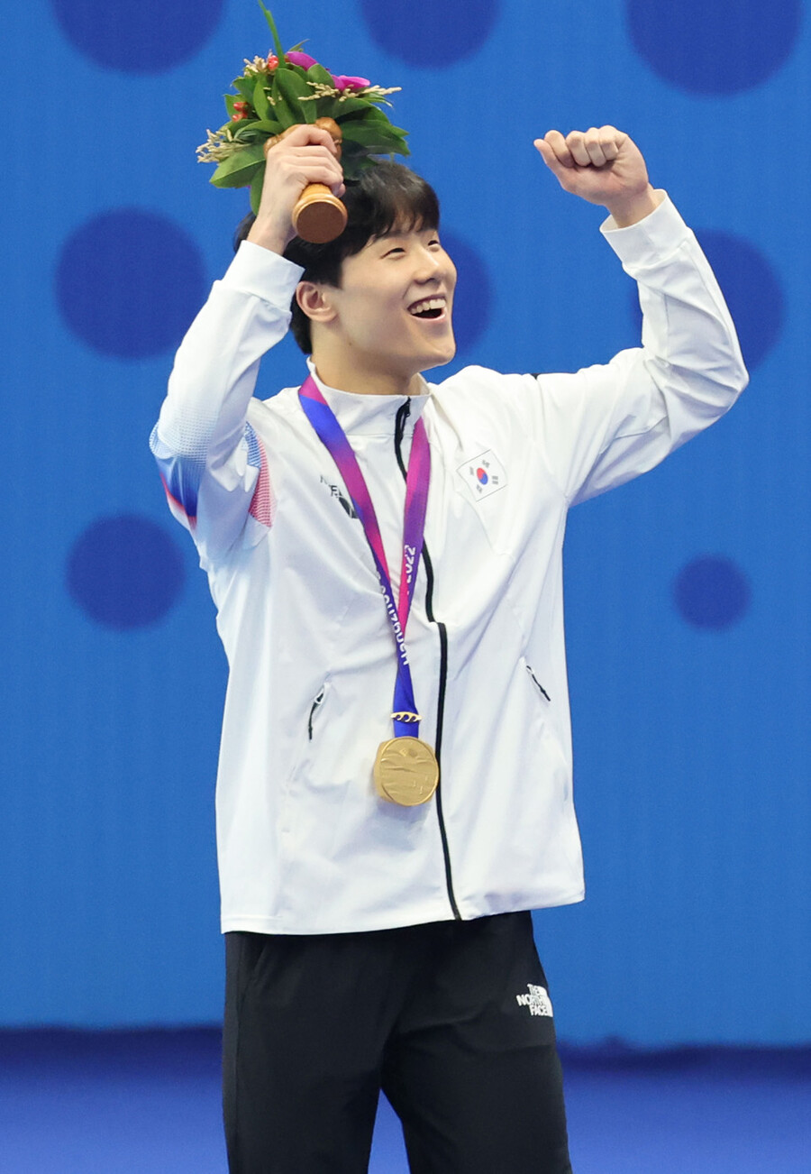 ▲ 2022 항저우 아시안게임 수영 남자자유형 50m에서 금메달을 따낸 뒤 기뻐하는 백인철 ⓒ연합뉴스