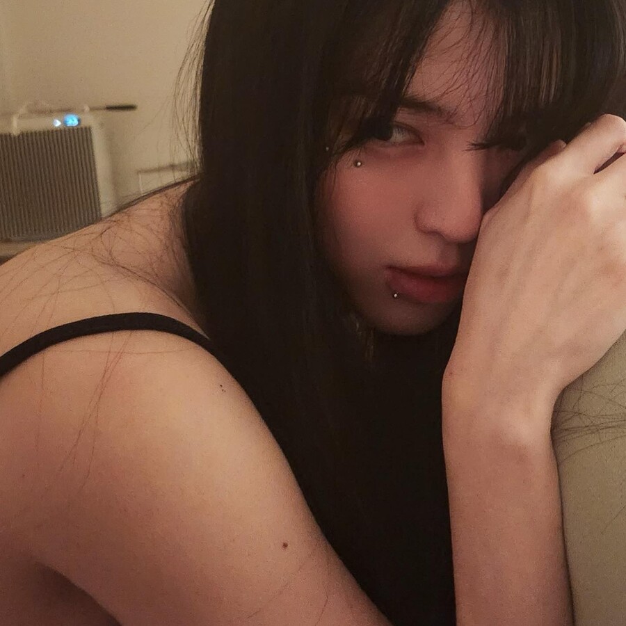 "오타쿠 만만하게 보지마" 한소희, 입술+눈밑 피어싱 근황 '분위기 美쳤다'