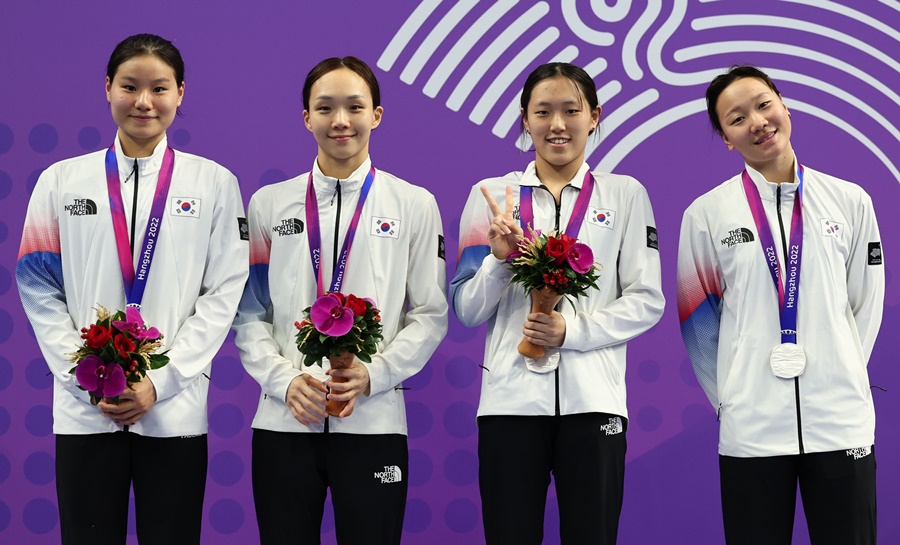 ▲ 항저우 아시안게임 수영 여자 혼계영 400m에서 은메달을 획득한 이은지,고하루,김서영,허연경이 29일 중국 항저우 올림픽 스포츠센터 수영장에서 열린 메달 수여식에서 메달을 들고 기념 촬영을 하고 있다. ⓒ연합뉴스