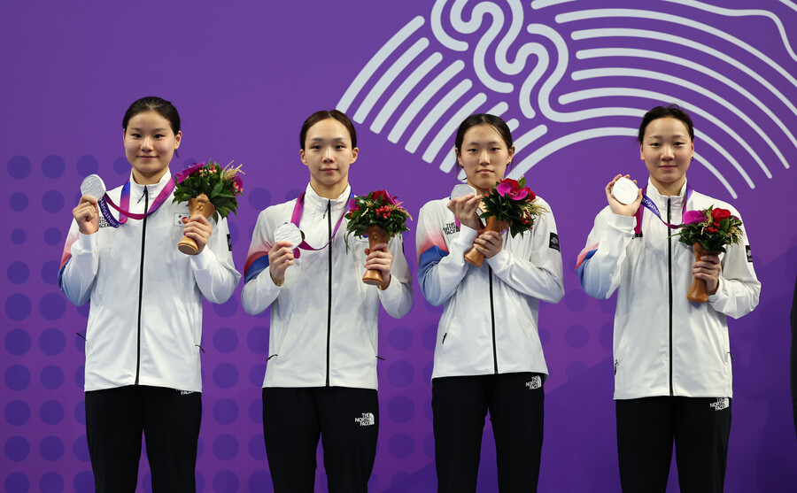▲ 은메달을 목에 건 여자 혼계영 400m 대표팀. ⓒ연합뉴스