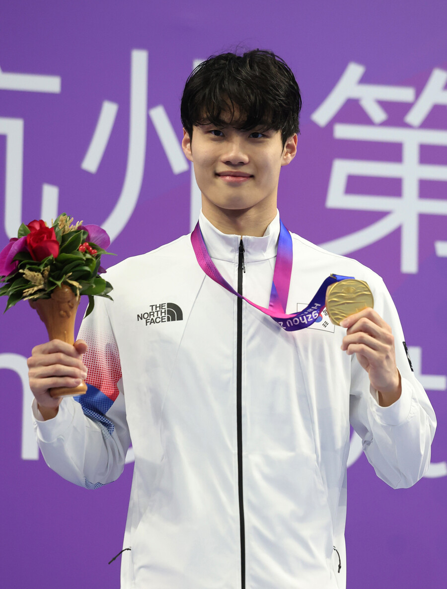 ▲ 2022 항저우 아시안게임 수영 남자 자유형 200m에서 금메달을 따낸 황선우 ⓒ연합뉴스