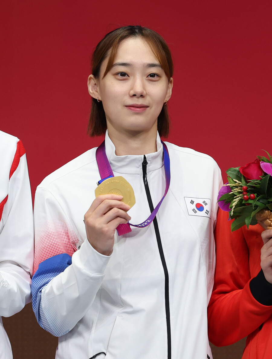 [항저우 NOW] 펜싱 여제가 된 딸에게…"한국 와서 생맥 한 잔 하자"