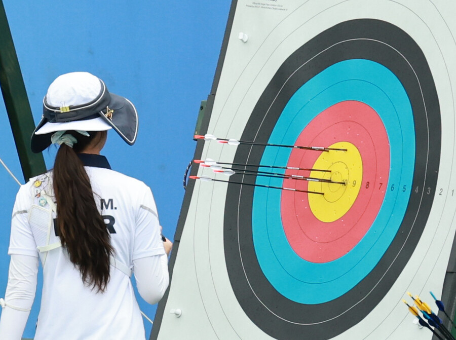 ▲ 대한민국 양궁 여자 리커브 대표팀 최미선이 30일 중국 항저우 푸양 인후 스포츠센터 양궁장에서 2022 항저우 아시안게임 양궁 리커브 여자 개인 예선을 하루 앞두고 공식 연습 중 과녁에 자신이 쏜 활을 확인하고 있다.  ⓒ연합뉴스