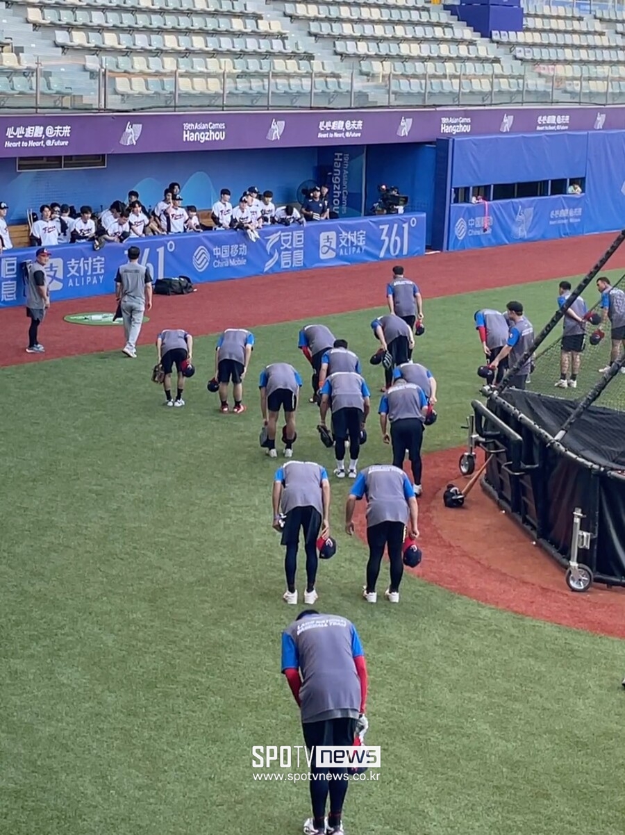 ▲ 라오스 선수들이 한국 선수단에 90도로 인사하고 있다. ⓒ 신원철 기자