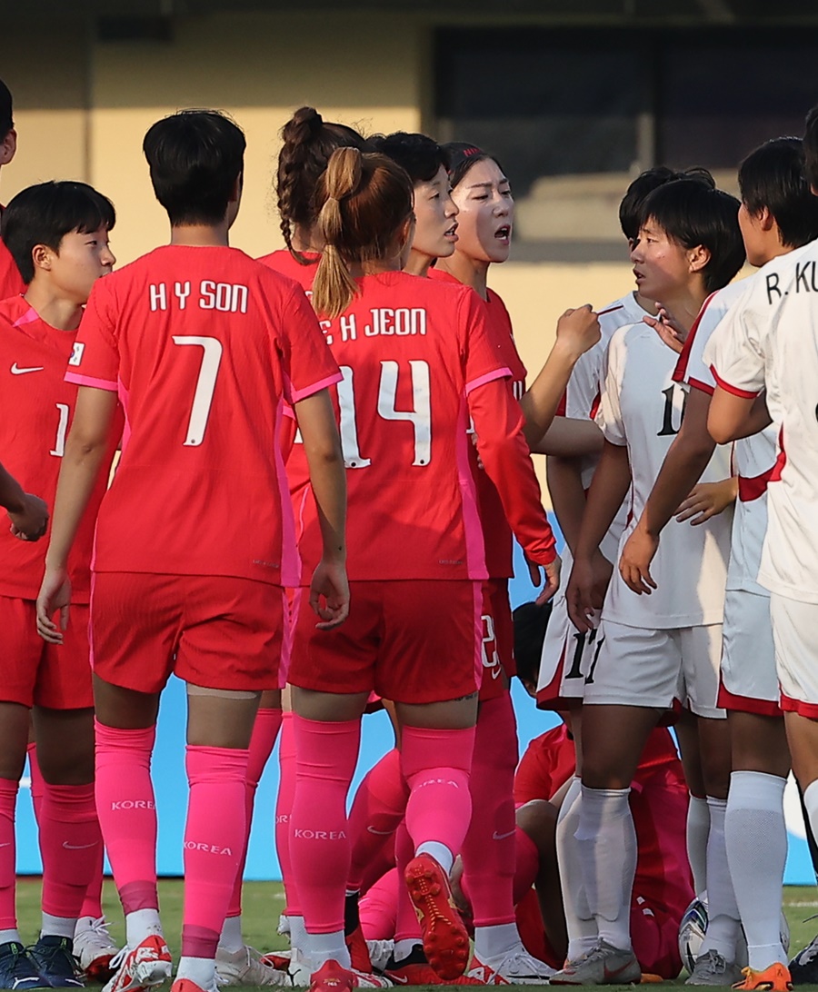 [항저우 NOW] 북한, 지소연에 양발 태클 → 자책골…한국 손화연 퇴장, 남북대결 1-1 전반 혈투
