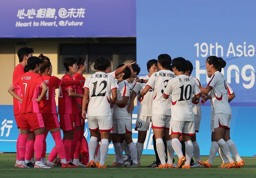 ▲ 30일 중국 원저우 스포츠센터 스타디움에서 열린 2022 항저우 아시안게임 여자축구 8강전 한국과 북한의 경기 ⓒ 연합뉴스