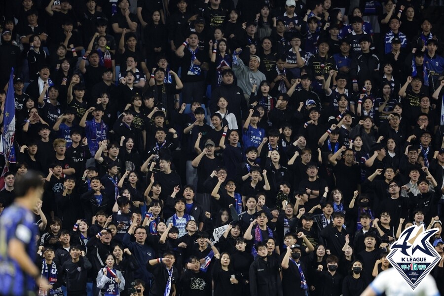 ▲ 검정색 옷을 입은 수원 원정 팬들. ⓒ한국프로축구연맹
