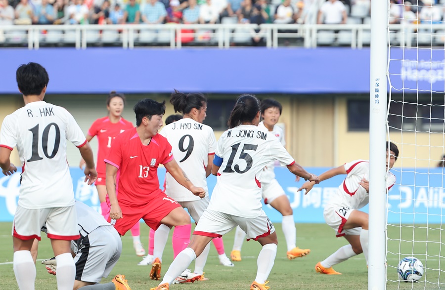 ▲ 30일 중국 원저우 스포츠센터 스타디움에서 열린 2022 항저우 아시안게임 여자축구 8강전 한국과 북한의 경기 ⓒ 연합뉴스