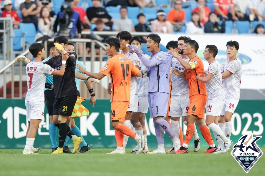▲ 강하게 맞섰던 광주와 제주  ⓒ한국프로축구연맹
