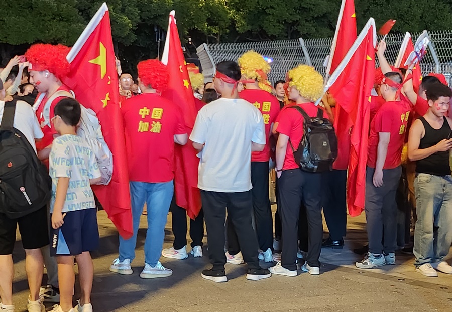 [항저우 NOW ] 대형 오성기 펄럭이며 "짜요"…한중전에 '중국 훌리건' 모였다
