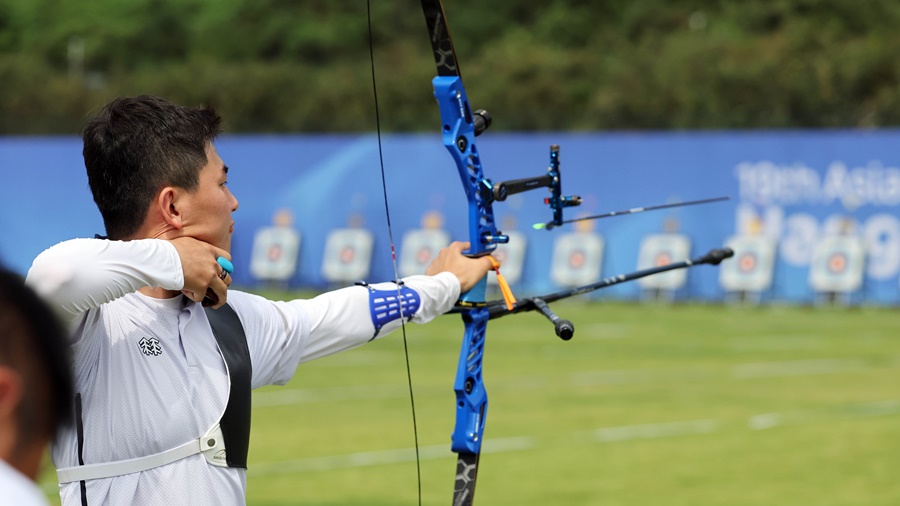 ▲ 대한민국 양궁 대표팀 김제덕이 2일 오전 중국 저장성 항저우 푸양 인후 스포츠센터에서 열린 2022 항저우 아시안게임 양궁 리커브 남자 단체전 16강에 출전해 활시위를 당기고 있다. ⓒ 연합뉴스
