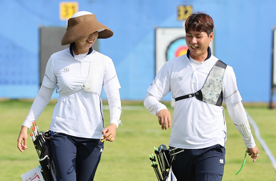 ▲ 대한민국 양궁 대표팀 이우석(오른쪽)과 임시현이 2일 오전 중국 저장성 항저우 푸양 인후 스포츠센터에서 열린 2022 항저우 아시안게임 양궁 리커브 혼성팀 16강에 출전해 과녁을 확인한 뒤 밝은 표정으로 을 하고 있다. ⓒ 연합뉴스
