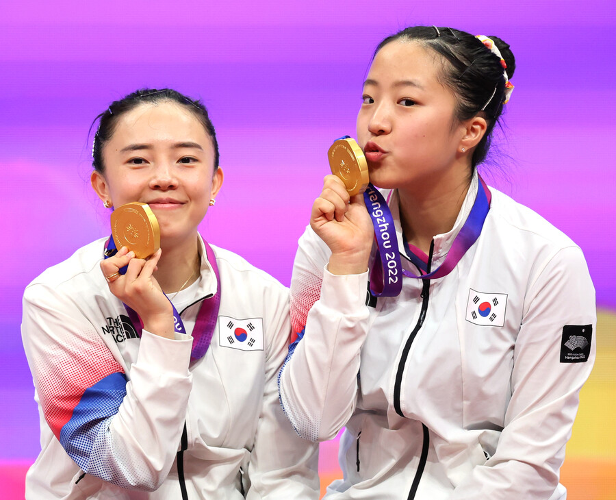 ▲ 2일 2022 항저우 아시안게임 여자 탁구 복식 시상식에서 금메달을 목에 건 전지희(왼쪽)와 신유빈. ⓒ연합뉴스