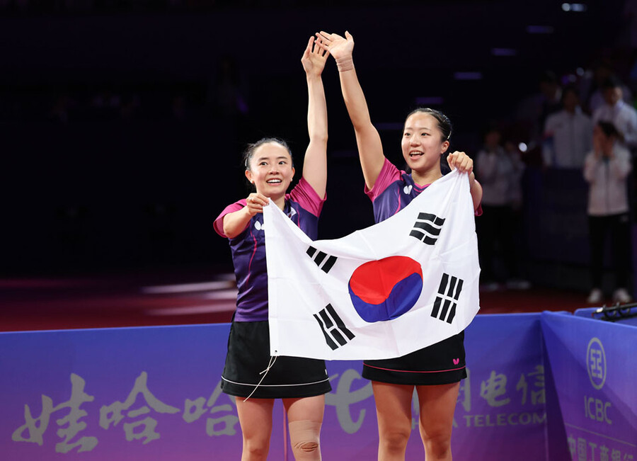 ▲ 2022 항저우 아시안게임 탁구 여자 복식에서 우승한 신유빈(오른쪽)과 전지희 ⓒ연합뉴스