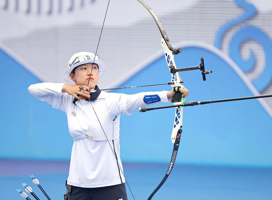 ▲ 2022 항저우 아시안게임 양궁 리커브 여자 개인전에서 과녁을 조준하는 안산 ⓒ연합뉴스