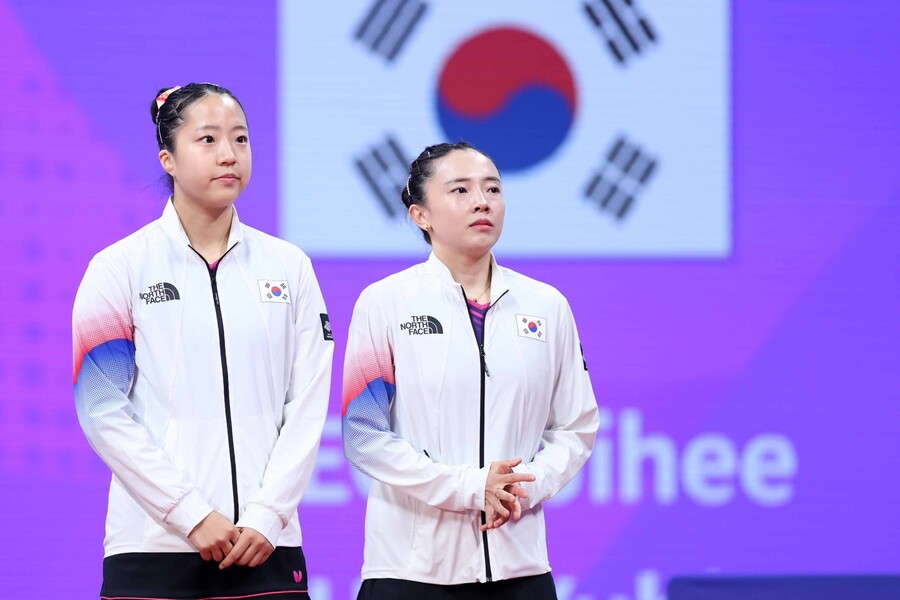 ▲ 2022 항저우 아시안게임 탁구 여자 복식에서 금메달을 따낸 신유빈(왼쪽)과 전지희 ⓒ대한탁구협회