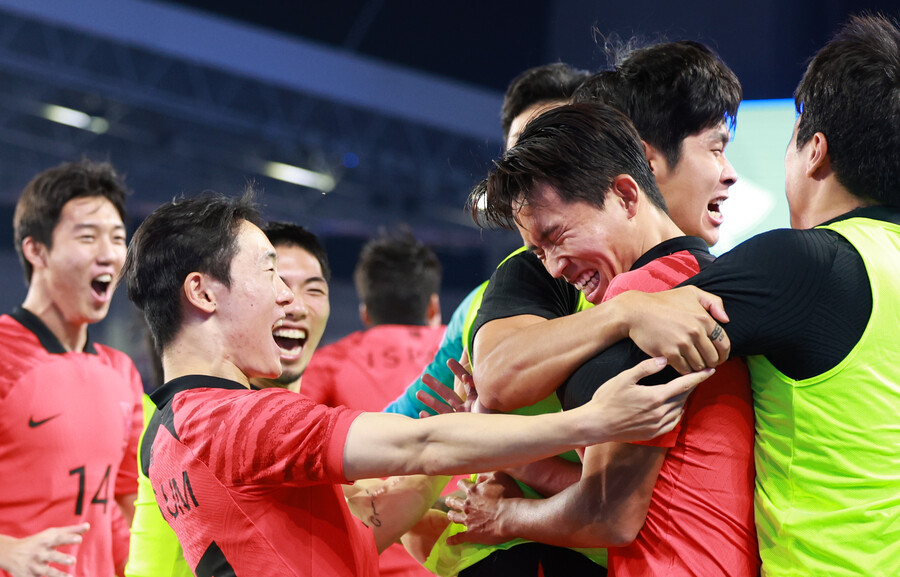 [항저우 NOW] '결승 한일전 성사' 한국 우즈벡 2-1 격파…정우영 멀티골로 득점 1위