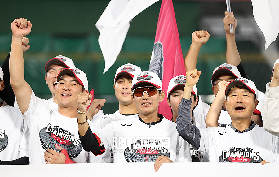 ▲ 염경엽 감독 오지환 ⓒ곽혜미 기자