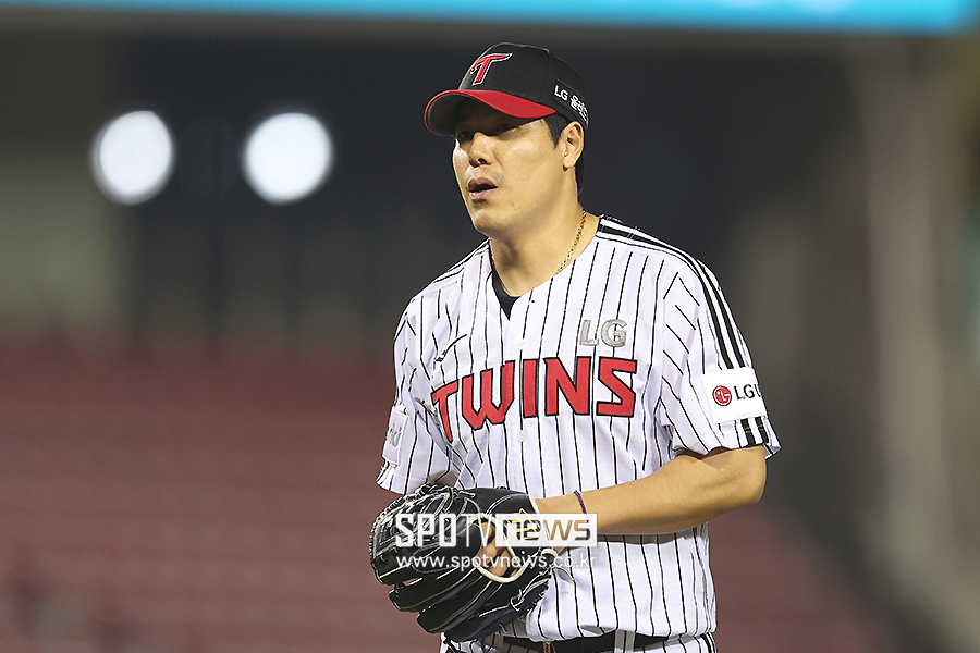 '7HLD 3SV ERA 0.73' 김진성 LG 9월 MVP 선정…“팬들 기대에 보답하고 싶었다”